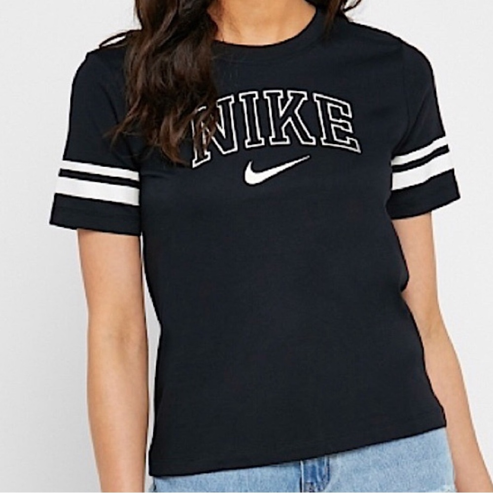 Nike Women's Black tee shirt medium short sleeves